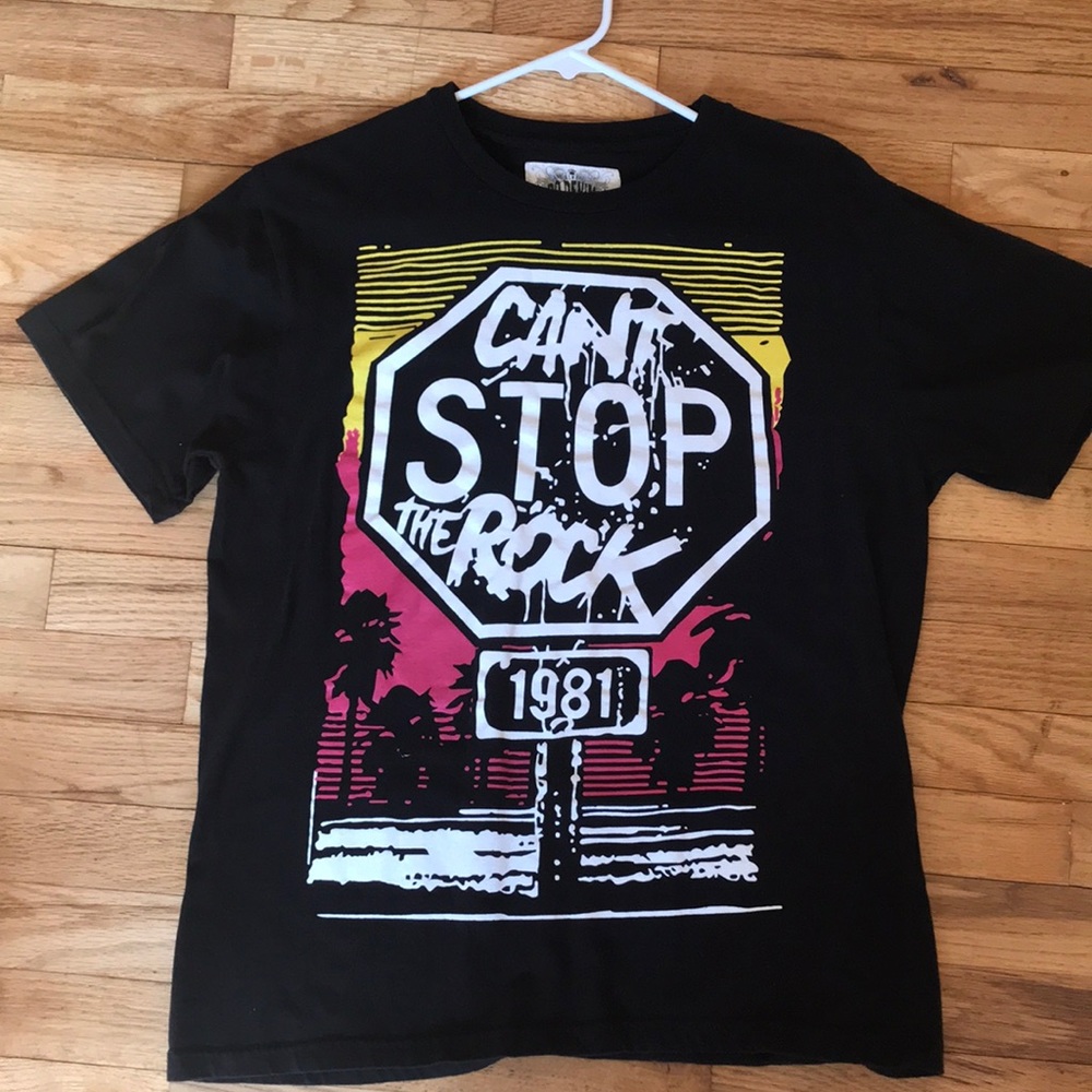 Men’s graphic T-shirt size medium